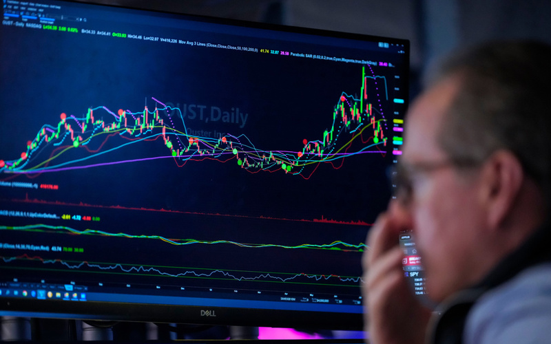 US stocks rally near a record as oil prices fall