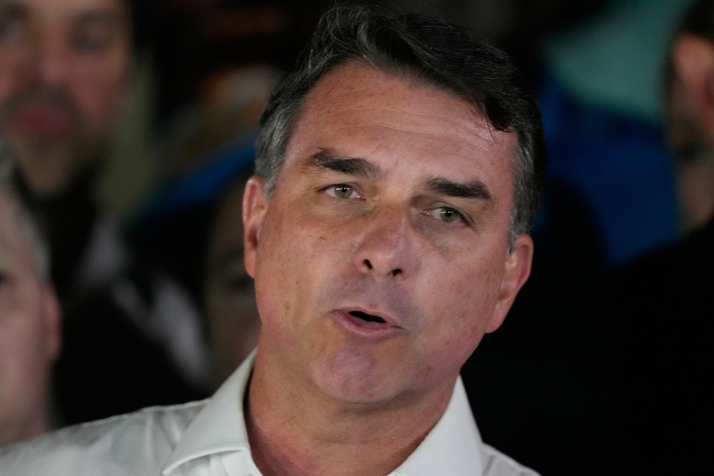 Flávio Bolsonaro flees Brazil with his family and are granted US visas