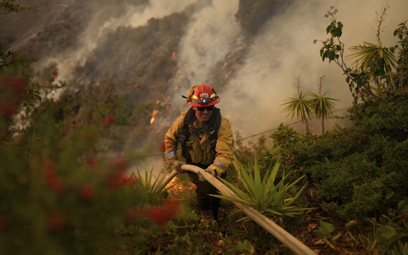 Firefighters brace for strong winds that could fuel Los Angeles fire growth