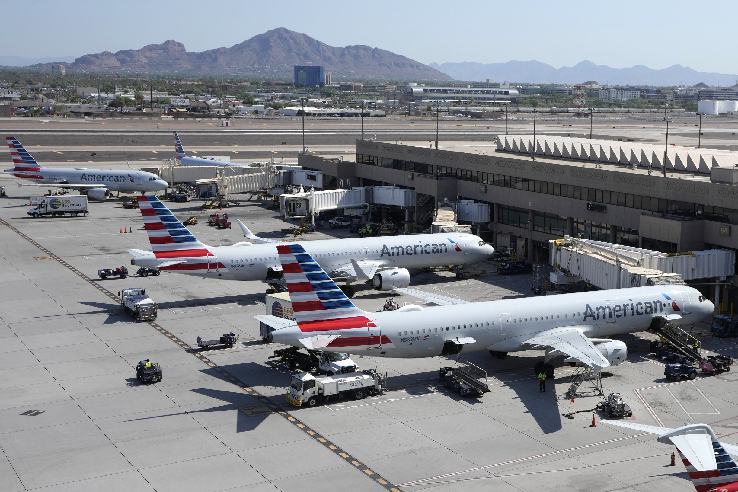 American Airlines briefly halts flights nationwide after technical issue