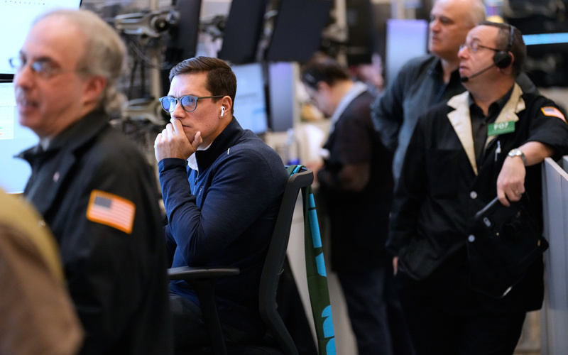 Dow drops 800 as stocks sell off around the world and oil prices jump