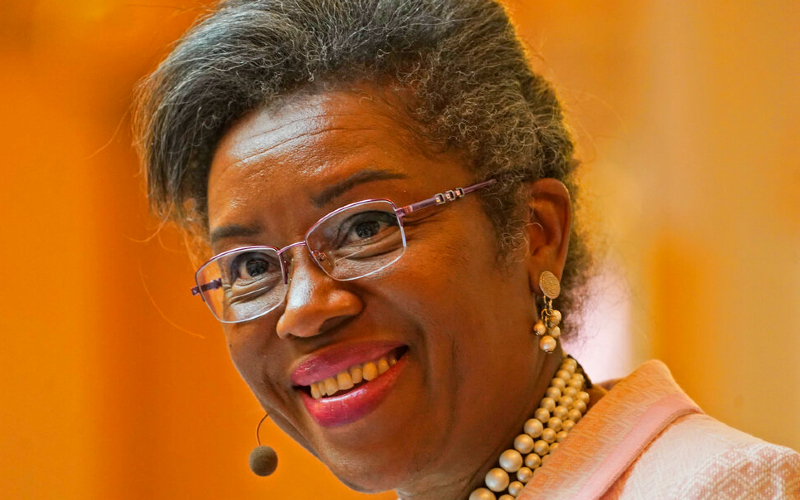 Sears trailing by double digits but independents ready for her pitch