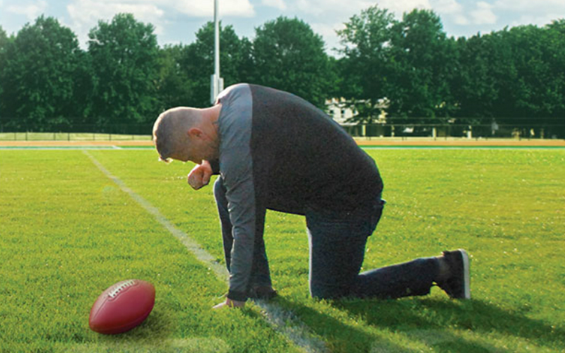 Eight years later, Coach Kennedy's prayer on football field: 'Thank you'