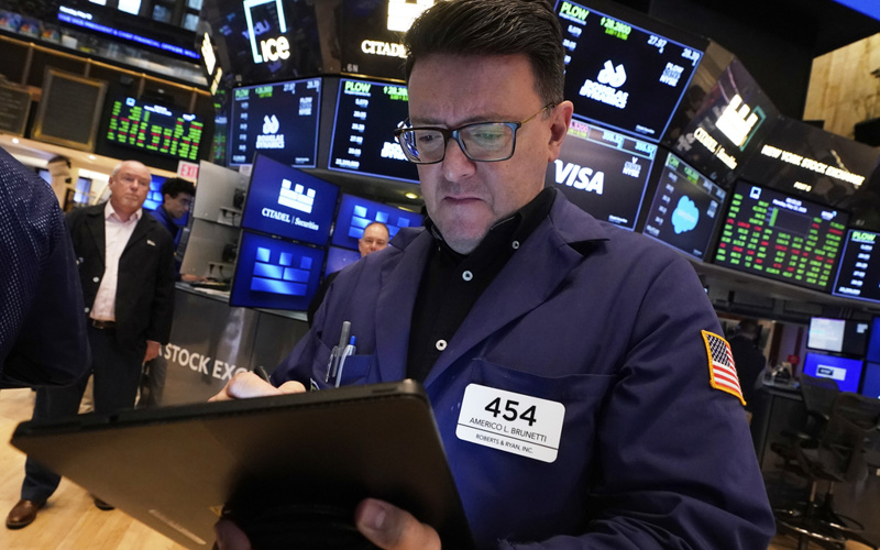 The Dow jumps more than 900 points as oil prices ease