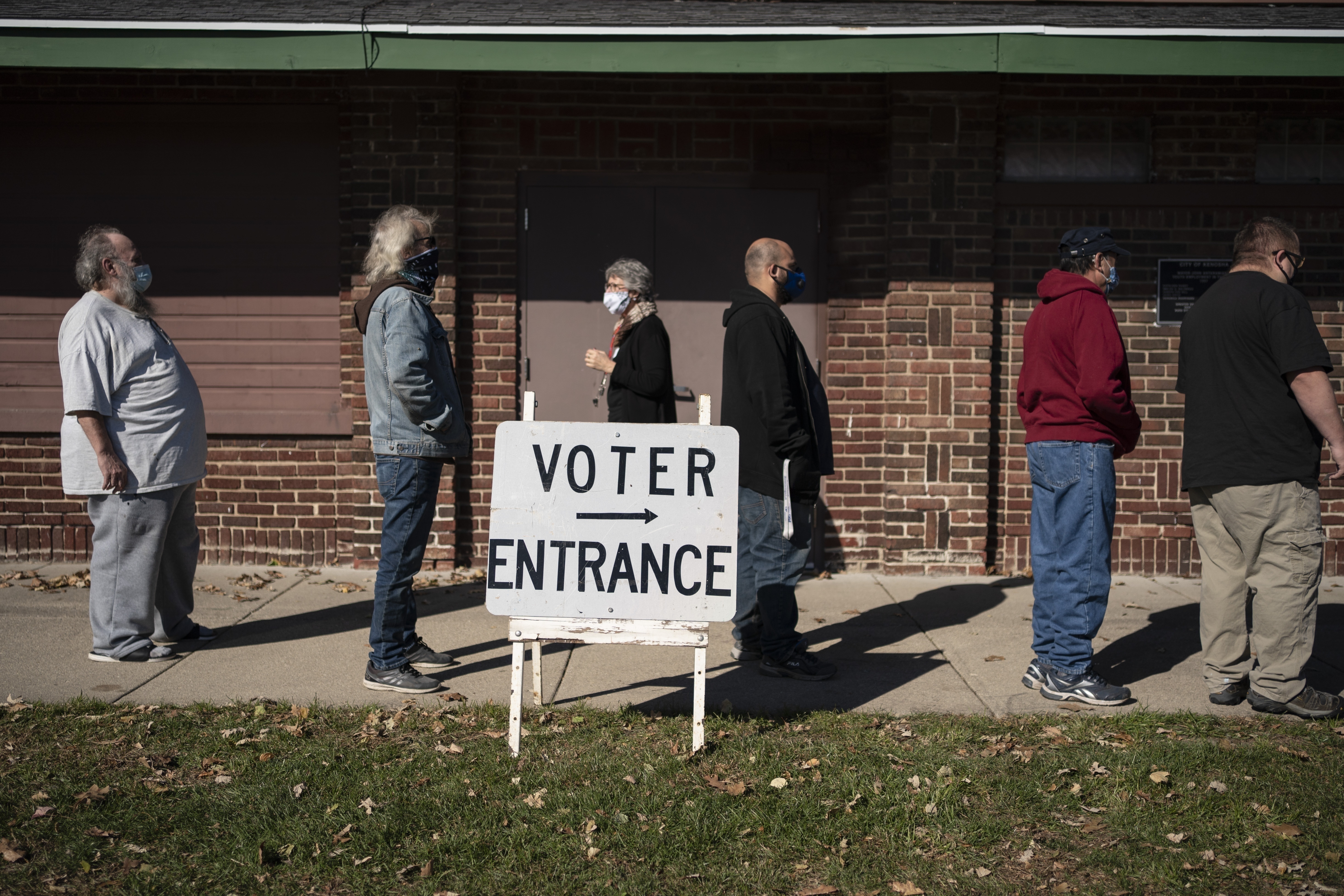 Senate poll shows close race in purplish Wisconsin