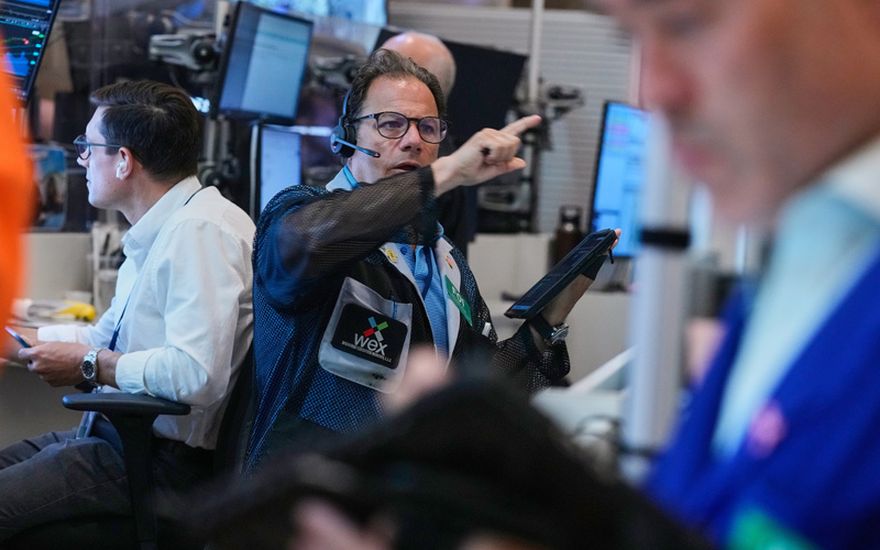 Oil prices fall back to $80 per barrel, while US stocks drift