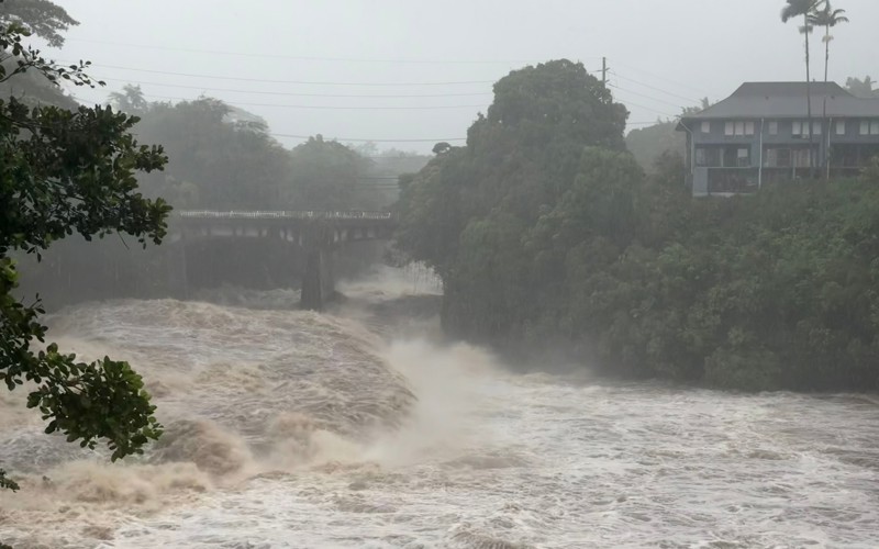 Hurricane Lala skirts Hawaii's Big Island without making landfall as heavy wind, rain lash region
