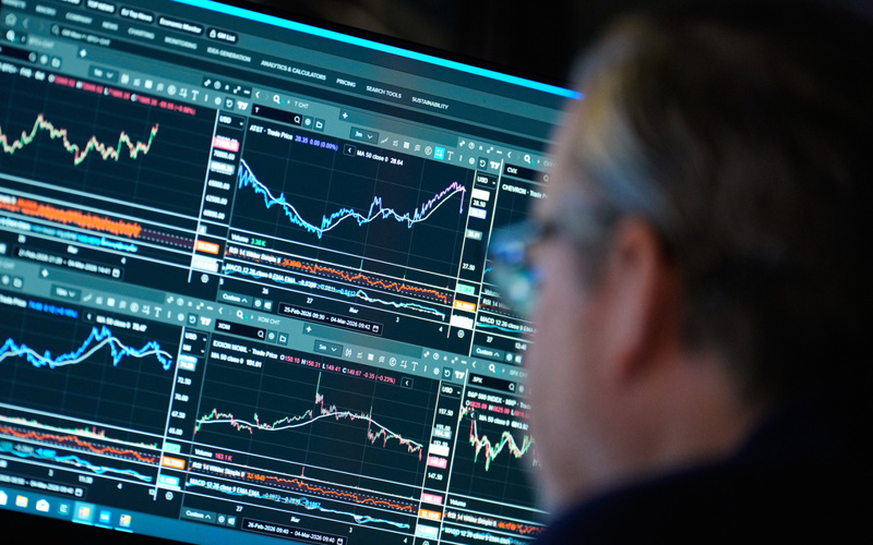 US stocks rebound after encouraging economic updates and an easing of oil prices