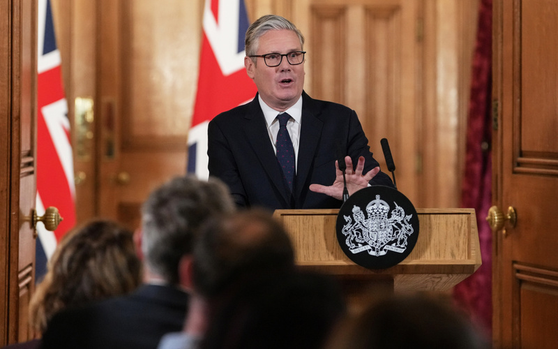 UK bans under-16s from using social media apps including TikTok and YouTube