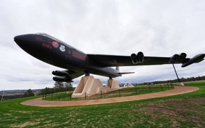 As investigation begins, retired fighter pilot praises the B-52
