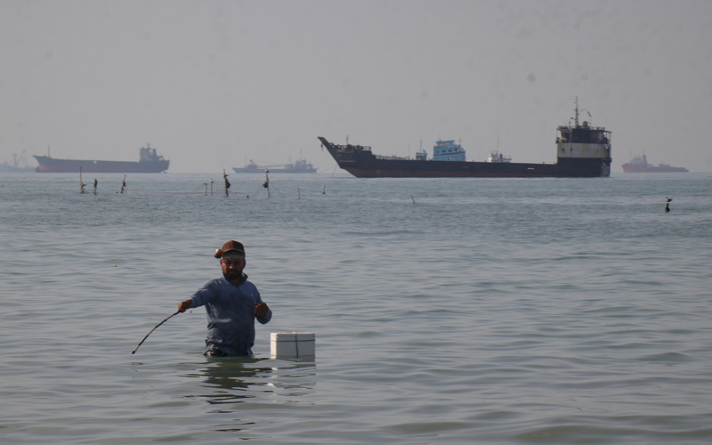 Trump says the US will 'guide' stranded ships from the Strait of Hormuz, starting on Monday