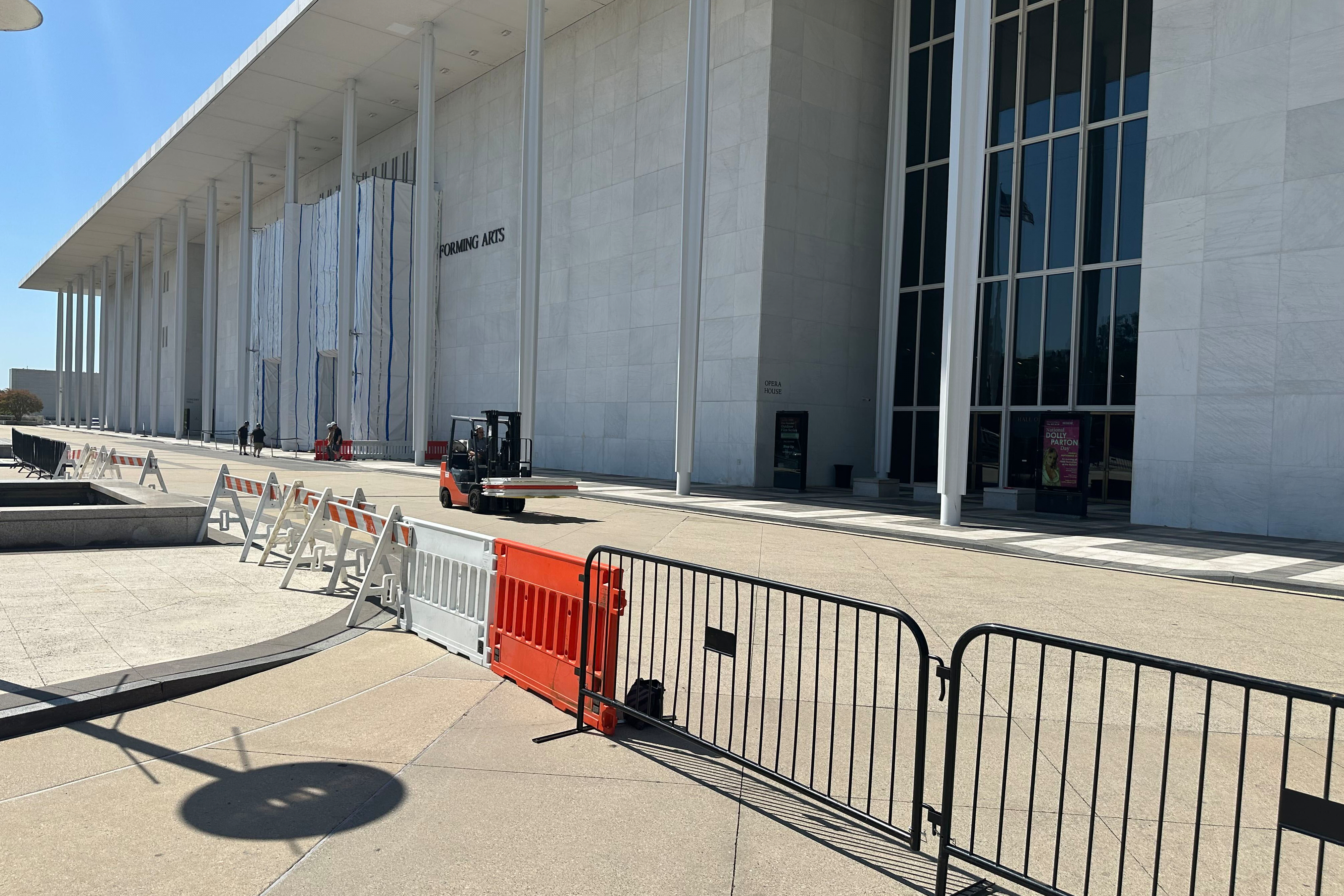 Fencing goes up around the main Kennedy Center building after Trump-aligned board votes to close it