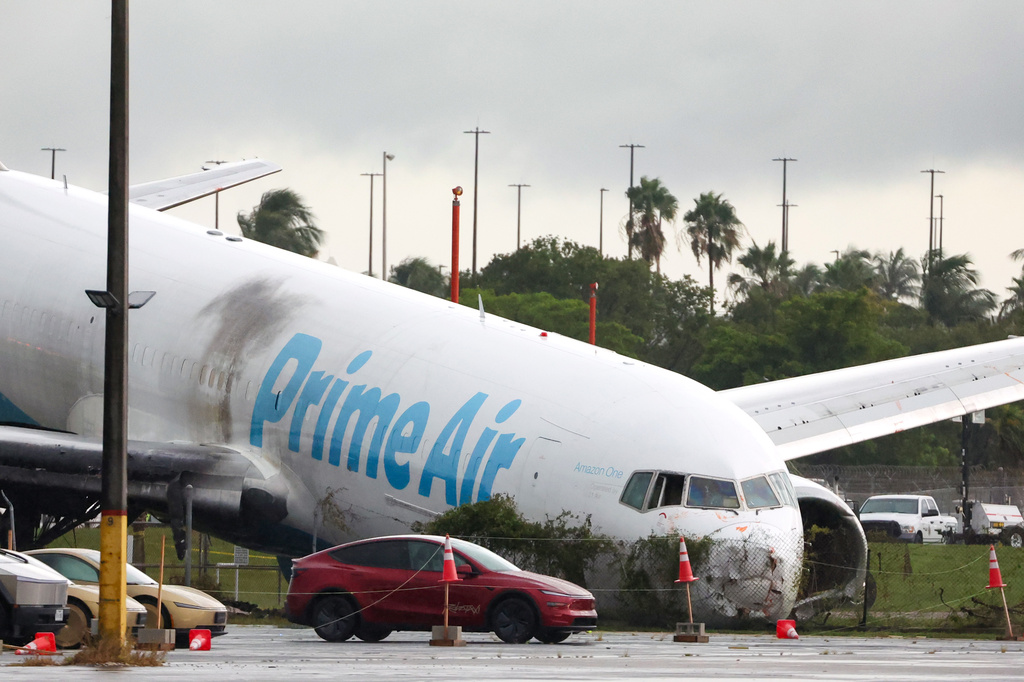 All 5 killed in Miami cargo jet crash were in a van used by plane cleaners