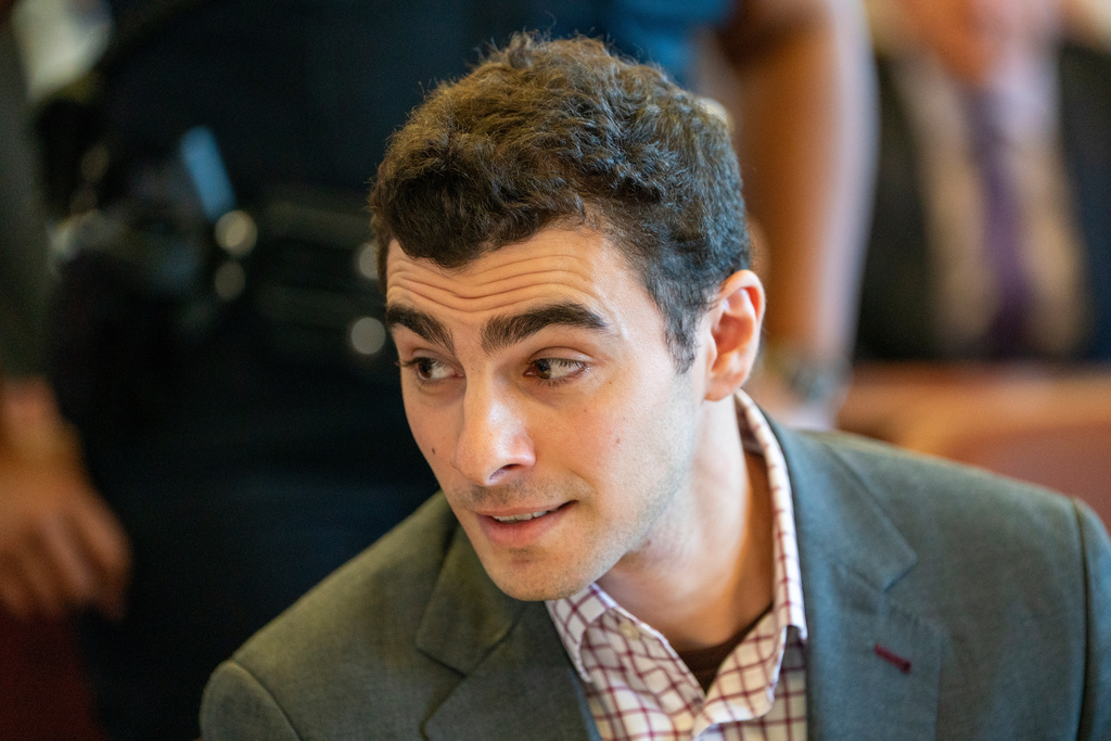 Accused murderer fights to exclude evidence in the killing of UnitedHealthcare's CEO