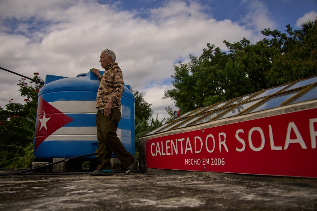 2 Mexican Navy ships laden with humanitarian aid dock in Cuba