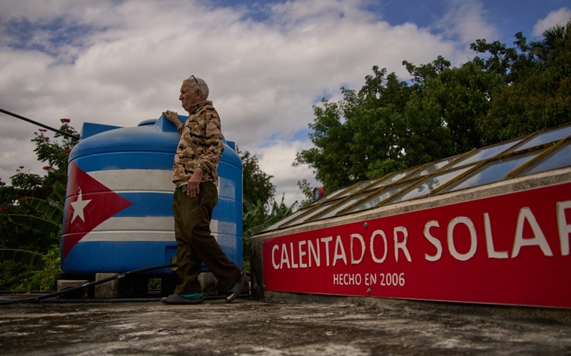 2 Mexican Navy ships laden with humanitarian aid dock in Cuba