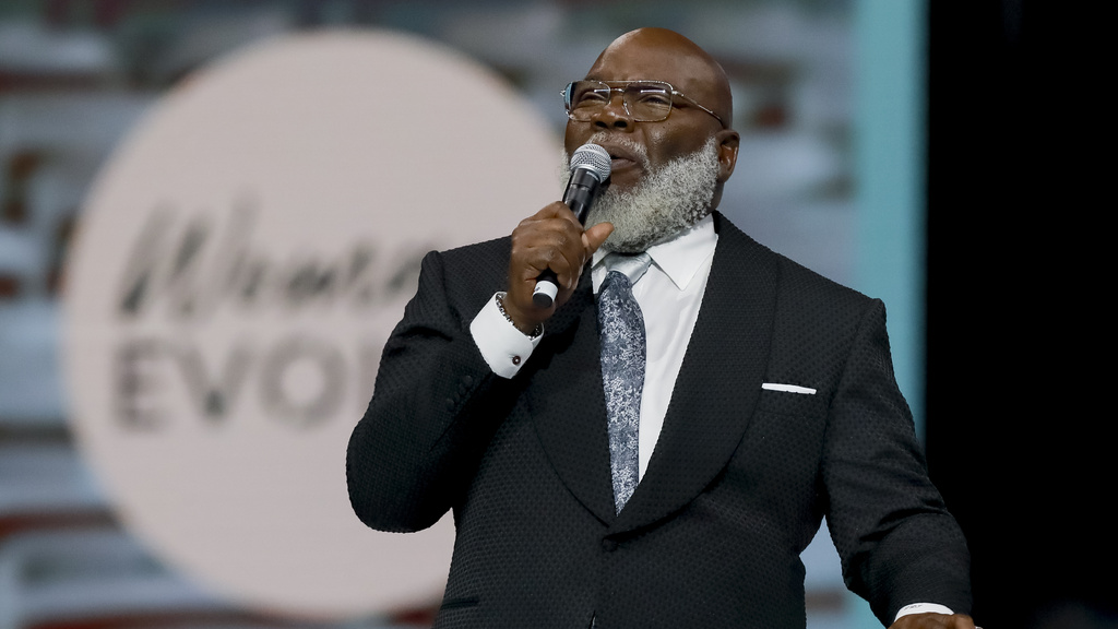 Megachurch founder T.D. Jakes suffers health incident during sermon