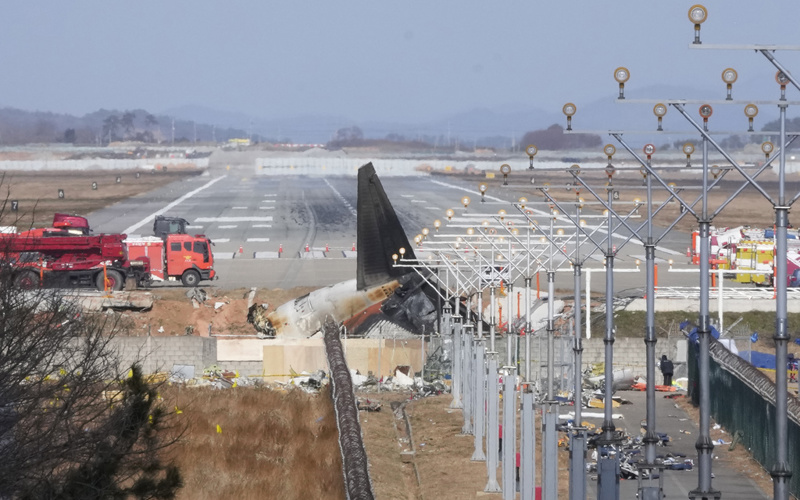 US and Boeing investigators examine the site of a deadly South Korean plane crash