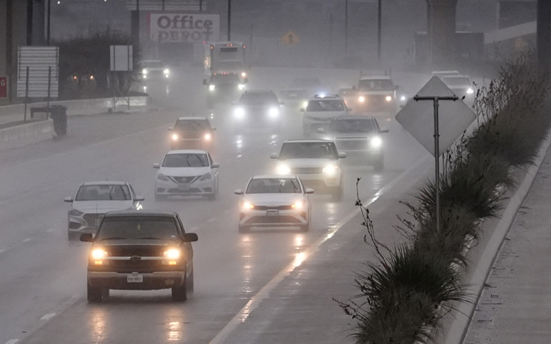 Powerful thunderstorms threaten Texas and Louisiana, delaying holiday travel